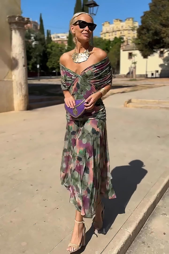 Elegante maxi-jurk met V-hals, fantasieprint en bloemenmotief.